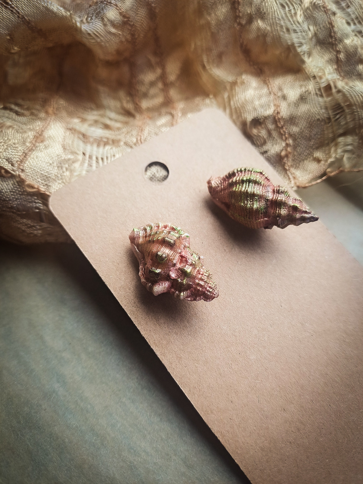 Boucles d'oreilles puces en coquillages naturels rouge doré | Argent 925