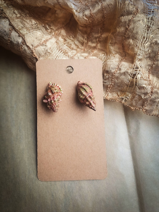 Boucles d'oreilles puces en coquillages naturels rouge doré | Argent 925