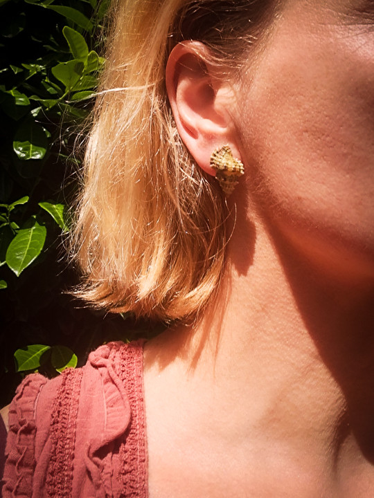 Boucles d'oreilles puces en coquillages naturels rouge doré | Argent 925