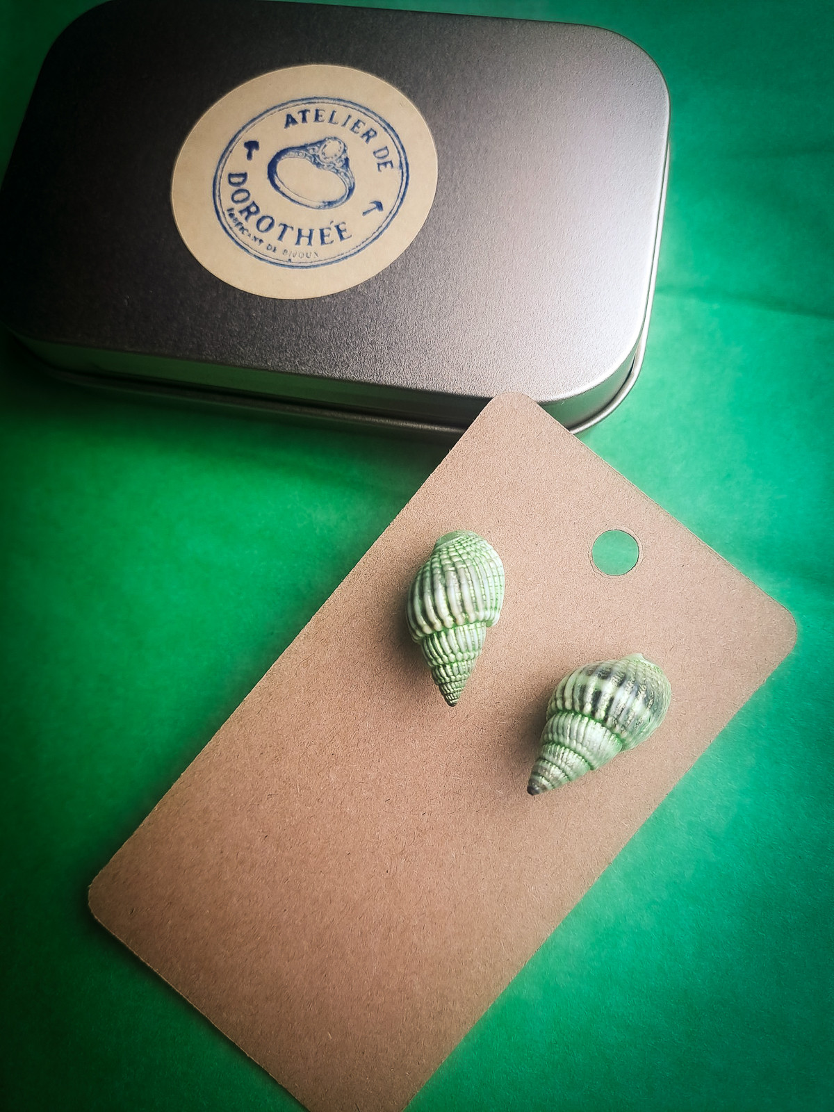 Boucles d'oreilles puces en coquillages naturels vert doré | Argent 925