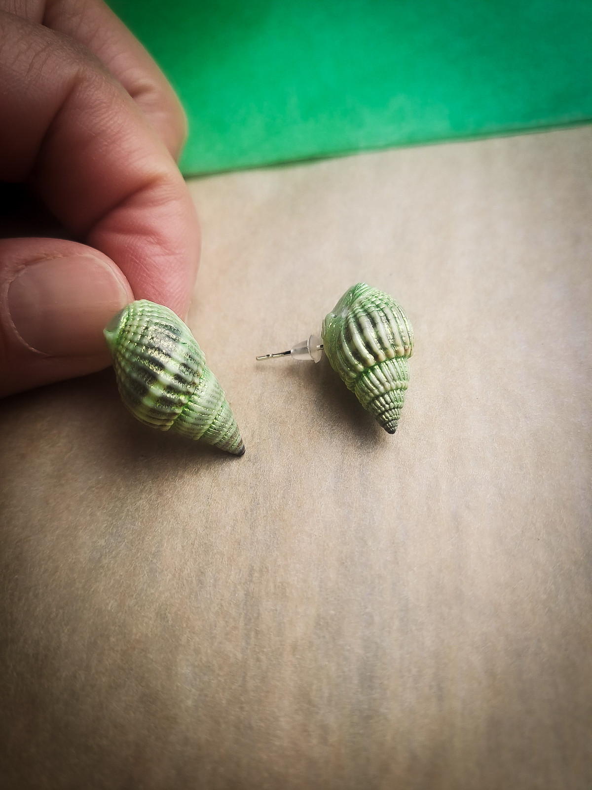 Boucles d'oreilles puces en coquillages naturels vert doré | Argent 925