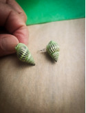 Boucles d'oreilles puces en coquillages naturels vert doré | Argent 925