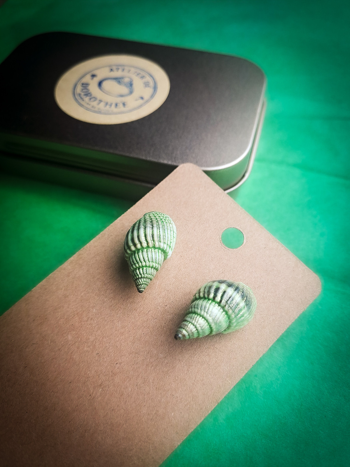 Boucles d'oreilles puces en coquillages naturels vert doré | Argent 925