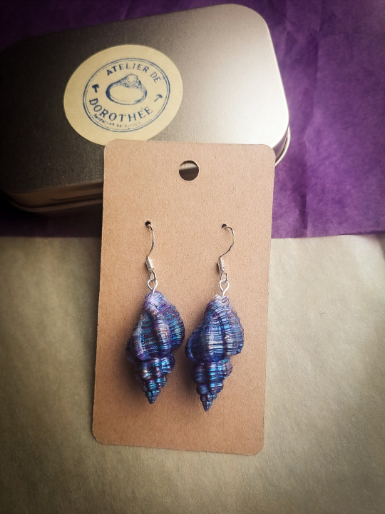 Boucles d'oreilles puces en coquillages naturels violet irisé | Argent 925