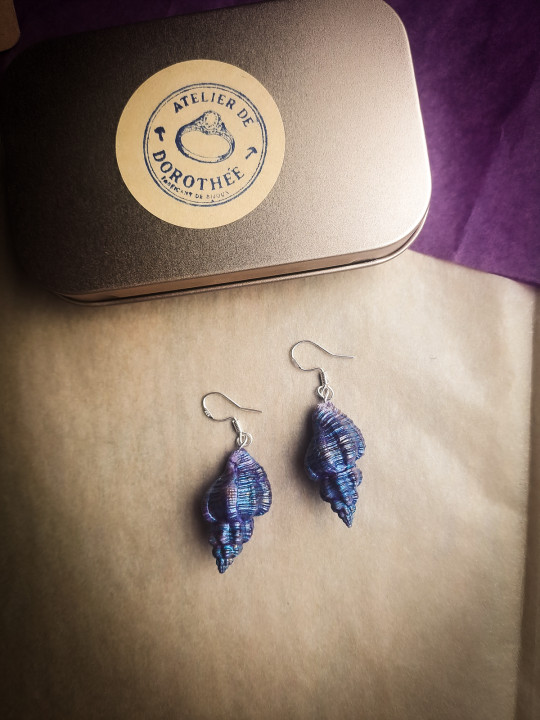 Boucles d'oreilles puces en coquillages naturels violet irisé | Argent 925