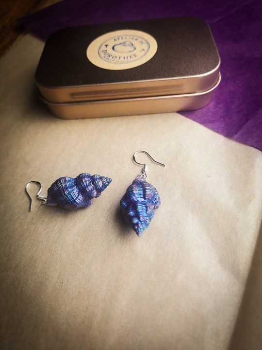 Boucles d'oreilles puces en coquillages naturels violet irisé | Argent 925