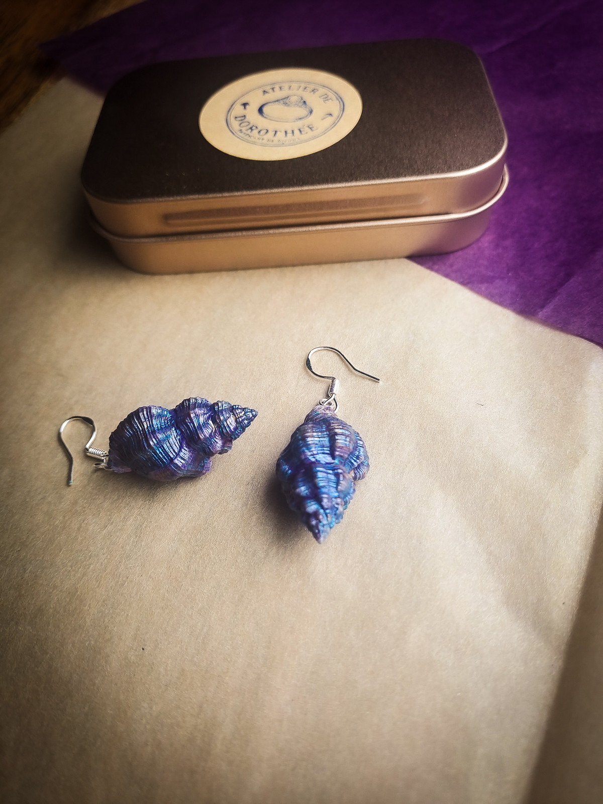 Boucles d'oreilles puces en coquillages naturels violet irisé | Argent 925