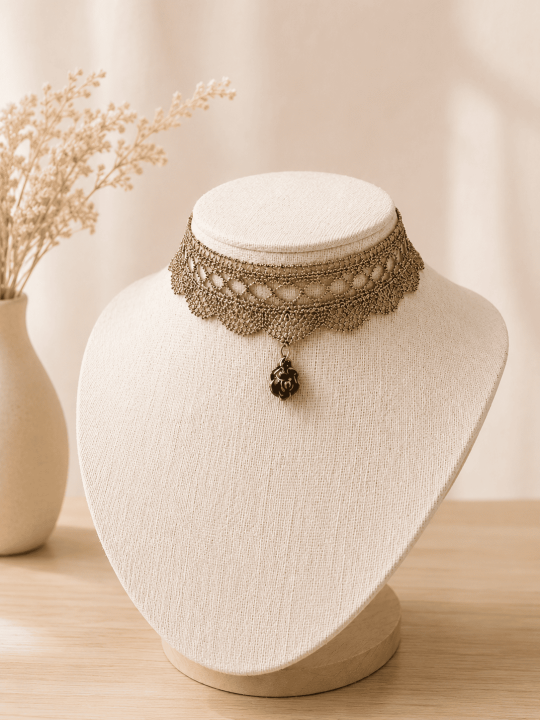 Calliste, un collier ras de cou en dentelle métal des années 30