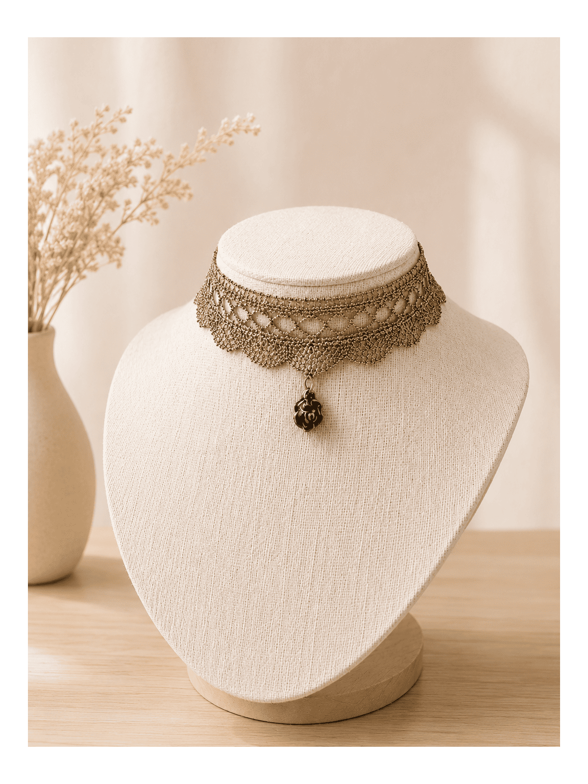 Calliste, un collier ras de cou en dentelle métal des années 30