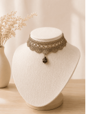 Calliste, un collier ras de cou en dentelle métal des années 30
