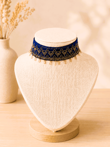 Un collier bleu et or artisanal parfait pour les femmes en quête d'un bijou original, élégant et intemporel.