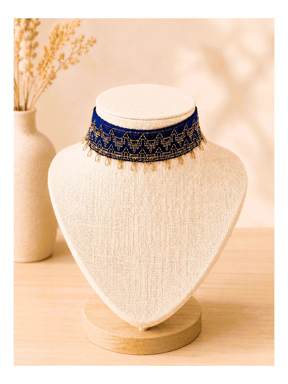 Un collier bleu et or artisanal parfait pour les femmes en quête d'un bijou original, élégant et intemporel.