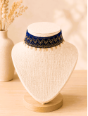 Un collier bleu et or artisanal parfait pour les femmes en quête d'un bijou original, élégant et intemporel.