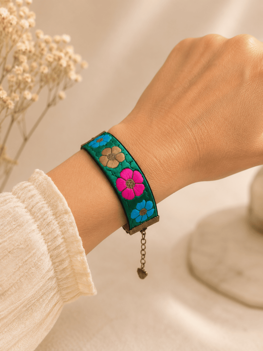 Bracelet Fleuri Vert Émeraude Bohème Chic Bijou Artisanal Femme