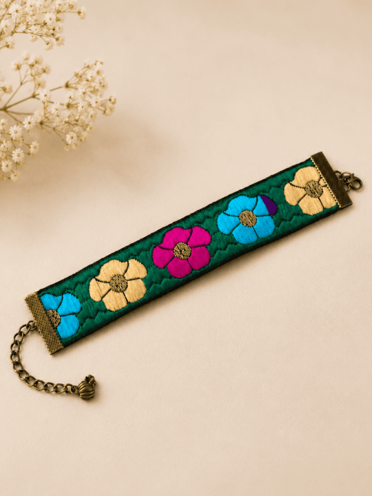 Bracelet Fleuri Vert Émeraude Bohème Chic Bijou Artisanal Femme