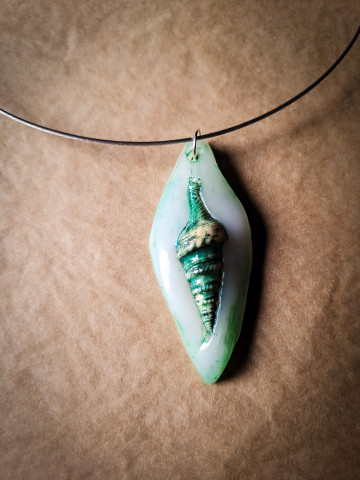 Collier véritable coquillage spiralé vert d'eau peint à la main – Pièce unique – Câble acier inoxydable argenté