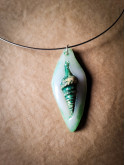 Collier véritable coquillage spiralé vert d'eau peint à la main – Pièce unique – Câble acier inoxydable argenté