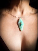 Collier véritable coquillage spiralé vert d'eau peint à la main – Pièce unique – Câble acier inoxydable argenté