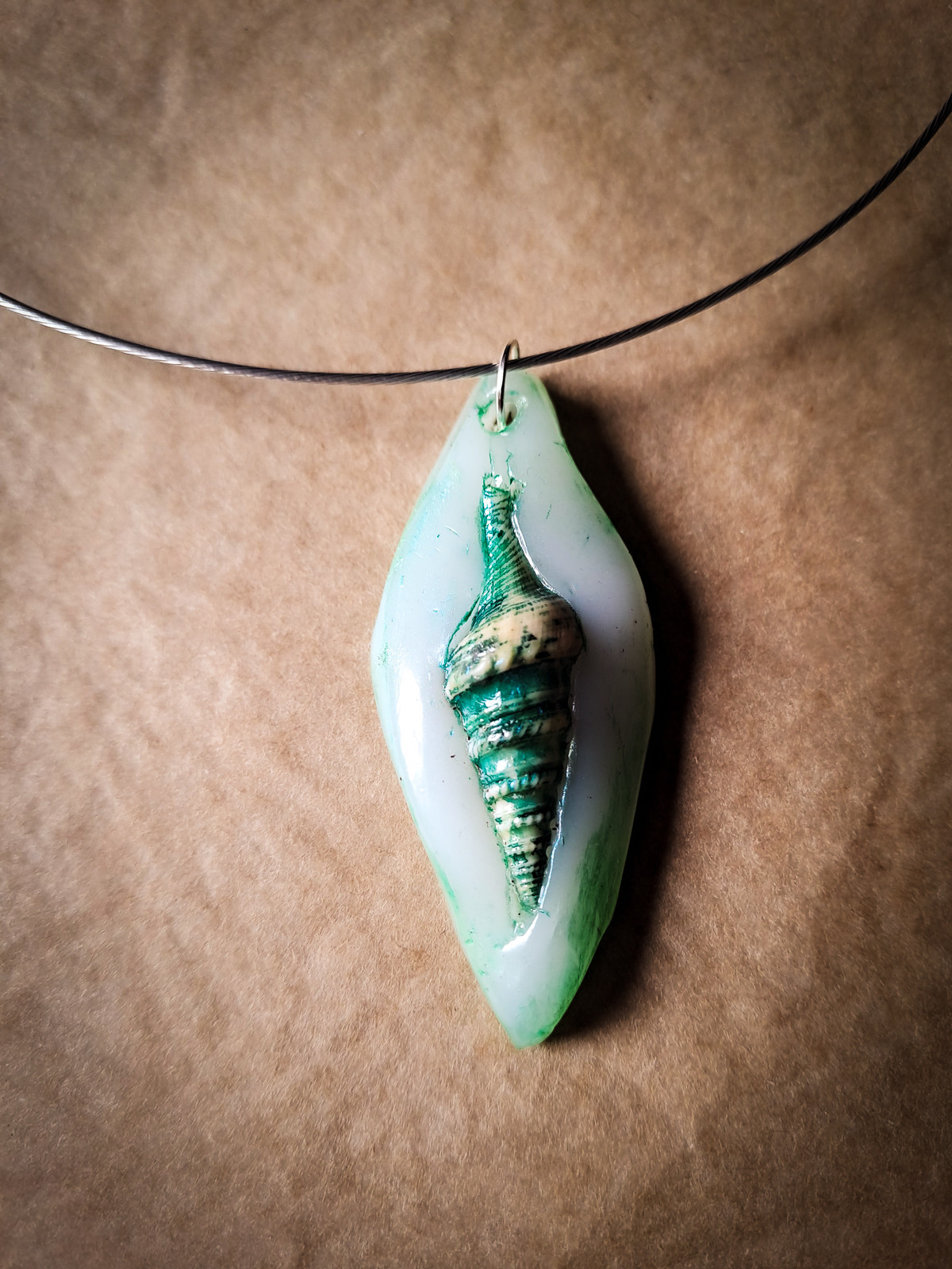 Collier véritable coquillage spiralé vert d'eau peint à la main – Pièce unique – Câble acier inoxydable argenté