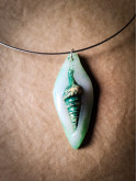 Collier véritable coquillage spiralé vert d'eau peint à la main – Pièce unique – Câble acier inoxydable argenté