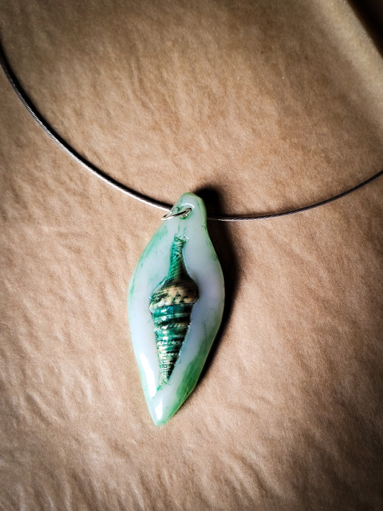 Collier véritable coquillage spiralé vert d'eau peint à la main – Pièce unique – Câble acier inoxydable argenté