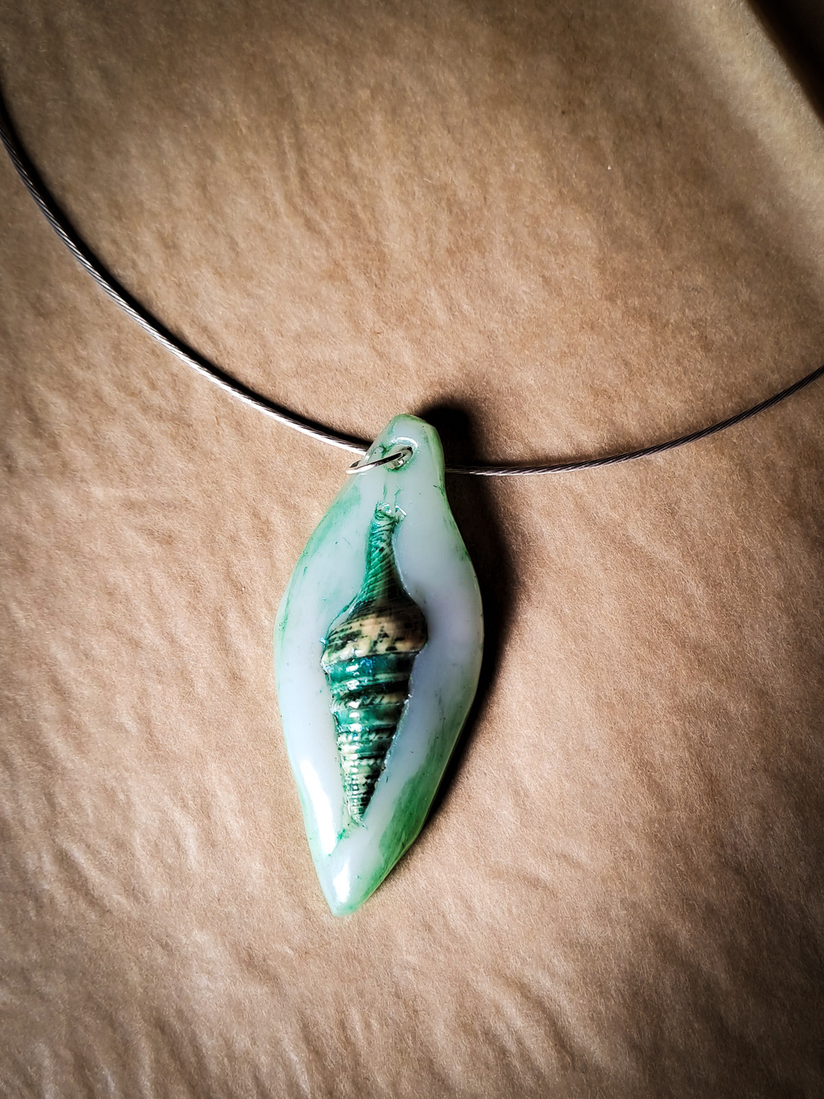 Collier véritable coquillage spiralé vert d'eau peint à la main – Pièce unique – Câble acier inoxydable argenté
