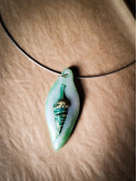 Collier véritable coquillage spiralé vert d'eau peint à la main – Pièce unique – Câble acier inoxydable argenté