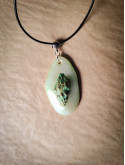 Collier véritable coquillage forme dent de requin vert sauge peint à la main – Pièce unique – Cordon cuir réglable