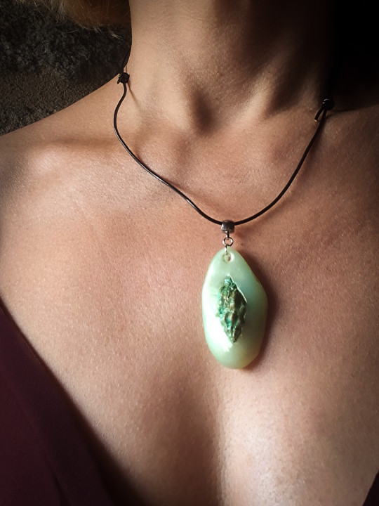 Collier véritable coquillage forme dent de requin vert sauge peint à la main – Pièce unique – Cordon cuir réglable