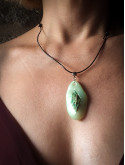 Collier véritable coquillage forme dent de requin vert sauge peint à la main – Pièce unique – Cordon cuir réglable
