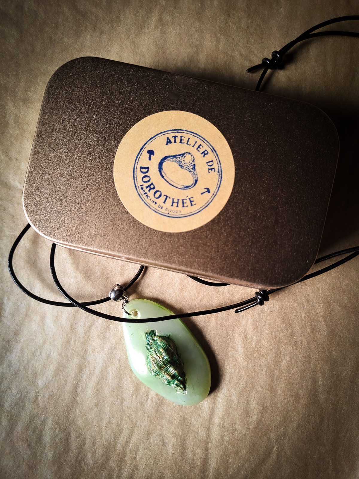 Collier véritable coquillage forme dent de requin vert sauge peint à la main – Pièce unique – Cordon cuir réglable