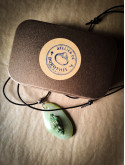 Collier véritable coquillage forme dent de requin vert sauge peint à la main – Pièce unique – Cordon cuir réglable