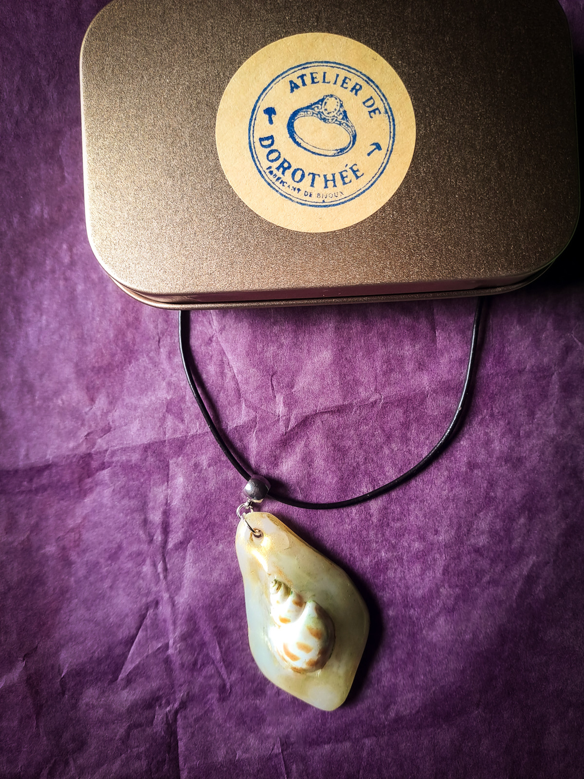 Collier véritable coquillage blanc nacré aux reflets dorés peint à la main – Pièce unique – Cordon cuir réglable
