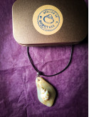 Collier véritable coquillage blanc nacré aux reflets dorés peint à la main – Pièce unique – Cordon cuir réglable