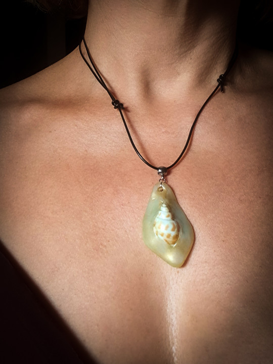 Collier véritable coquillage blanc nacré aux reflets dorés peint à la main – Pièce unique – Cordon cuir réglable