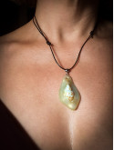 Collier véritable coquillage blanc nacré aux reflets dorés peint à la main – Pièce unique – Cordon cuir réglable