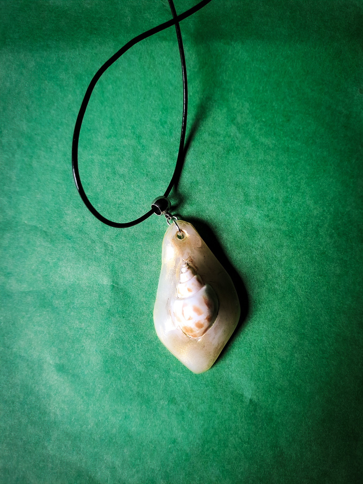 Collier véritable coquillage blanc nacré aux reflets dorés peint à la main – Pièce unique – Cordon cuir réglable