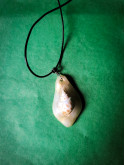 Collier véritable coquillage blanc nacré aux reflets dorés peint à la main – Pièce unique – Cordon cuir réglable