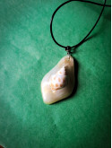 Collier véritable coquillage blanc nacré aux reflets dorés peint à la main – Pièce unique – Cordon cuir réglable