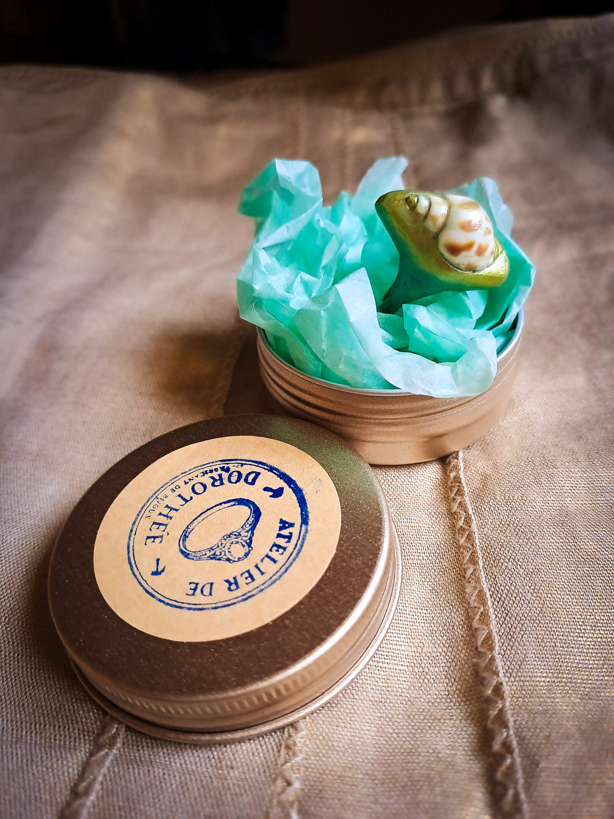 Bague coquillage naturel peint à la main – Argile polymère vert émeraude – Création artisanale