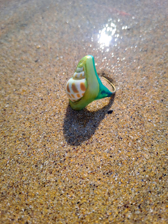 Bague coquillage naturel peint à la main – Argile polymère vert émeraude – Création artisanale