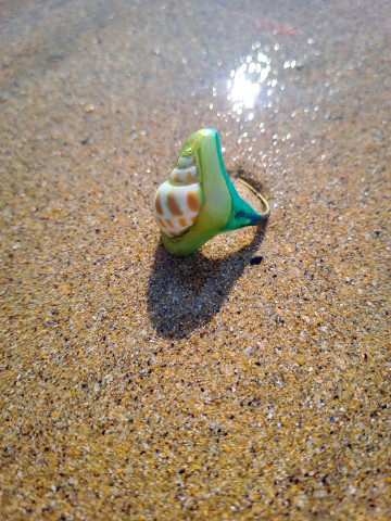 Bague coquillage naturel peint à la main – Argile polymère vert émeraude – Création artisanale
