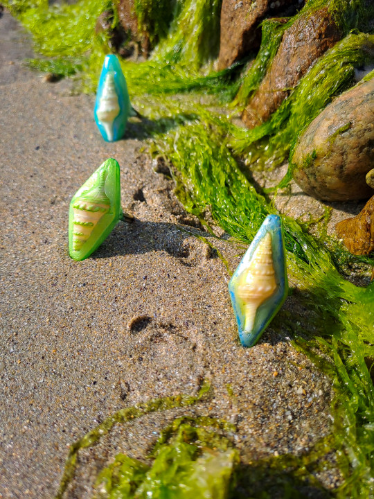 Bague coquillage naturel peint à la main – Argile polymère vert lagon – Bijou artisanal unique