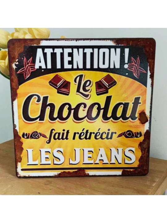 Plaque déco cuisine humoristique en bois – Attention, le chocolat fait rétrécir les jeans