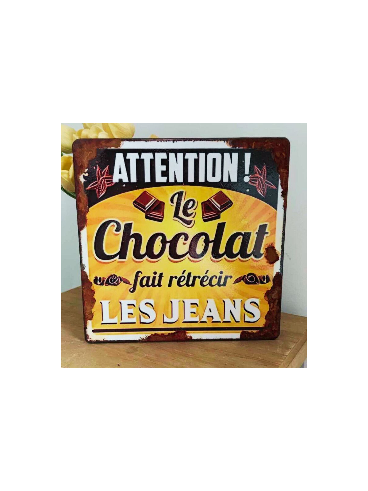 Plaque déco cuisine humoristique en bois – Attention, le chocolat fait rétrécir les jeans