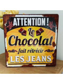 Plaque déco cuisine humoristique en bois – Attention, le chocolat fait rétrécir les jeans
