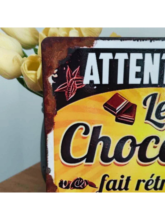 Plaque déco cuisine humoristique en bois – Attention, le chocolat fait rétrécir les jeans