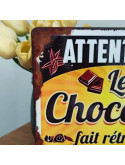 Plaque déco cuisine humoristique en bois – Attention, le chocolat fait rétrécir les jeans