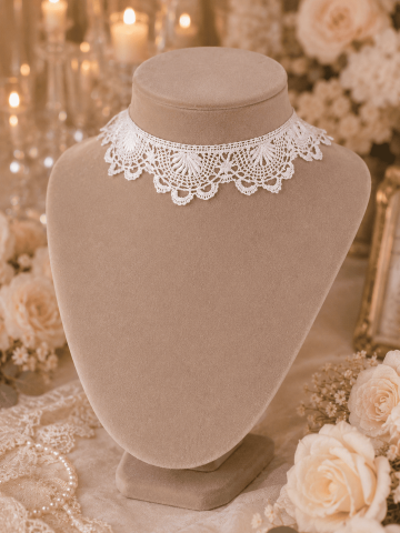 Sublimez votre féminité avec ce collier ras-de-cou en dentelle blanche ancienne 