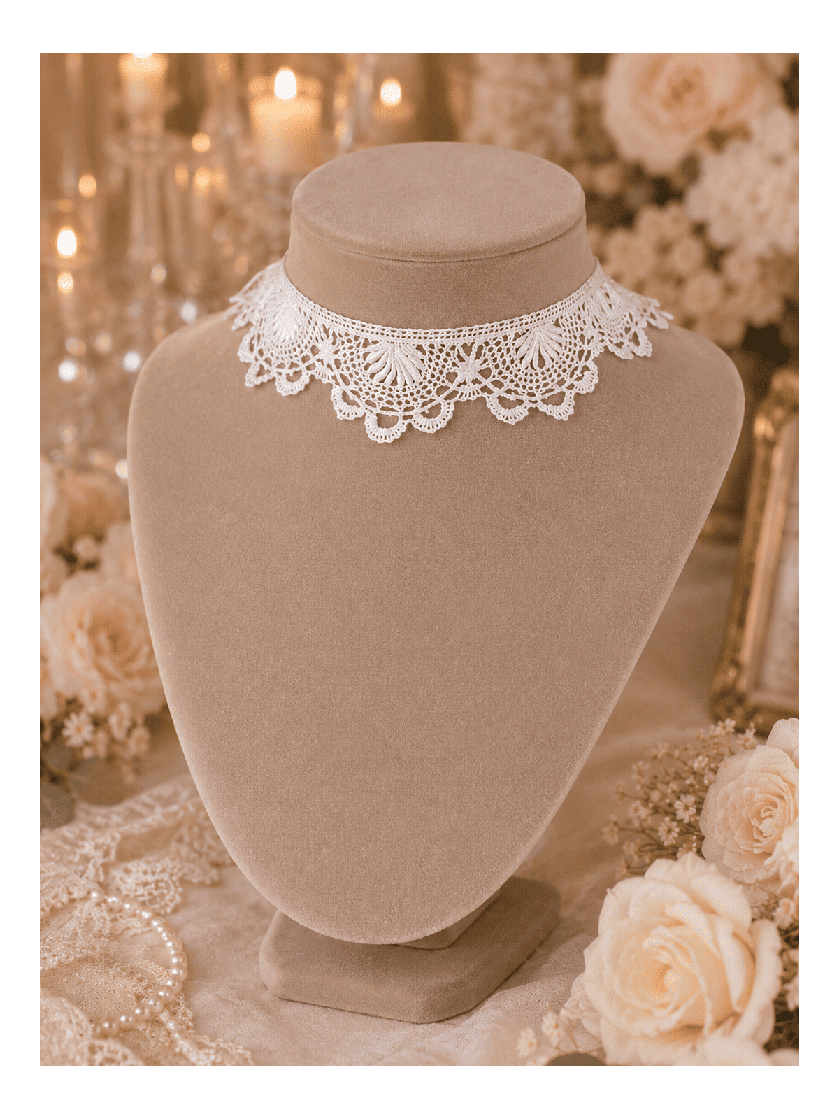 Sublimez votre féminité avec ce collier ras-de-cou en dentelle blanche ancienne 